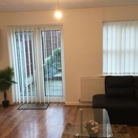 Quiet Residential Area Within Easy Reach Of Town Apartment Manchester Exterior photo